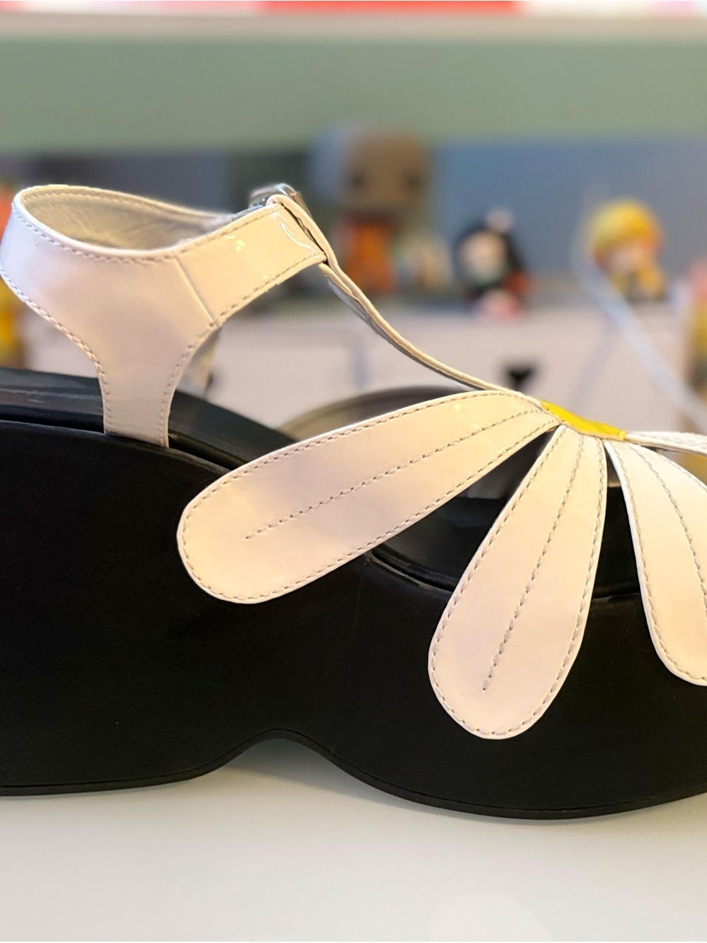 Delia’s Flower Platform Sandals 🌼 - Picture 2 of 3